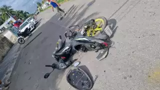 Paga motociclista presunta falta de educación vial en colonia David Gustavo Gutiérrez, el hombre terminó con fractura en el tobillo