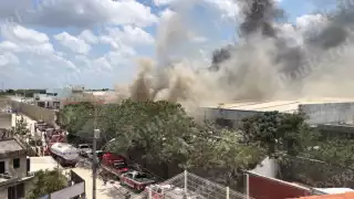 Las columnas de humo se extendieron hasta la avenida José López Portillo