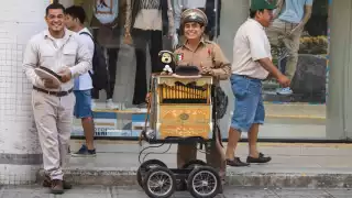 El instrumento ha pasado por cuatro manos y cada generación le enseña a la siguiente