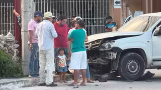 Camioneta se vuela el alto y choca contra vehículo familiar con dos menores a bordo en Champotón