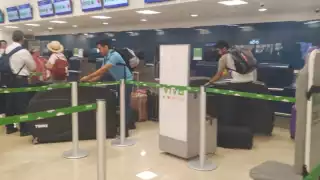 Inicialmente, los extranjeros permanecieron toda la noche en la terminal aérea, hasta poco después de las 4:00 horas de ayer