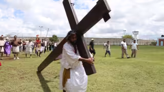 Personas privadas de la libertad escenifican el viacrucis en el Cereso de Mérida
