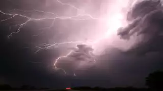 Las bolas de fuego se dieron en medio de una tormenta. Foto: especial