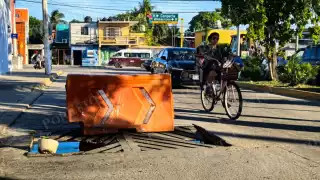 Vecinos denuncian alcantarilla peligrosa sin reparar desde hace seis meses en Ciudad del Carmen