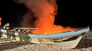 La lancha fue quemada por los pescadores