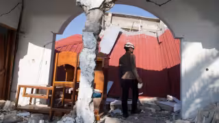 Terremoto de 7.7 en Indonesia deja 83 muertos y más de 111 mil evacuados en Flores