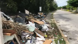 Vecinos de Paseos Nikté en Cancún viven entre basura y baches
