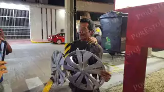 Detienen a presunto ladrón de tapones en Ciudad del Carmen; lo liberan tras limpiar su desorden