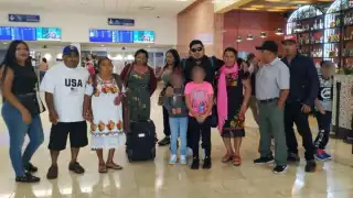 Luego de posar para la foto, la familia se dirigió al estacionamiento del aeropuerto para abordar la camioneta