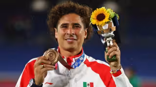 Memo Ochoa deja el fútbol para practicar el juego de pelota maya