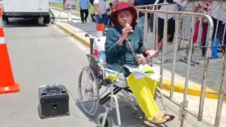 La mujer se gana la vida cantando en Campeche y aprovechó el evento para compartir su voz