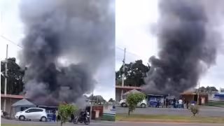 Incendio devora establecimiento comercial en la entrada a Bacalar; columna de humo moviliza a bomberos