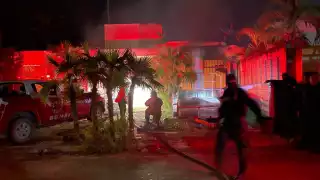 Llamas consumen una casa en Puerto Morelos, Quintana Roo