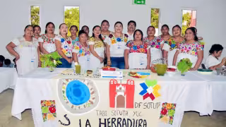 Las mujeres destacaron en la competencia al portar hipiles y explicar un poco más sobre las propiedades de los alimentos