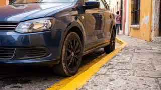 La multa que puedes recibir por estacionarte en franja amarilla en Mérida