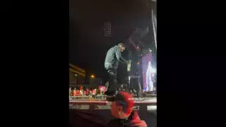 En el escenario se puede observar a Romeo Santos con una botella de alcohol caminando por todo el escenario