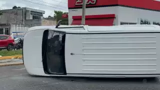 no de los tres vehículos involucrados quedó volcado sobre la vía.