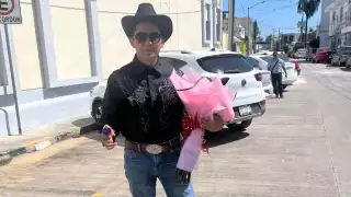 Al estilo 'El Patrón', campechanos regalan flores por San Valentín