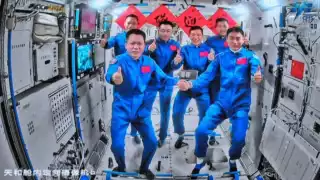Los tres astronautas a bordo de la nave espacial Shenzhou-18 entraron a la estación espacial del país y se reunieron con otro trío de astronautas