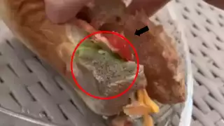 Alumnos de la UQROO Chetumal exhiben a cafetería por vender comida echada a perder