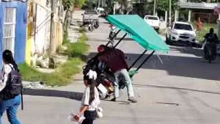 Mototaxi vuelca en Escárcega por exceso de velocidad; no hay lesionados