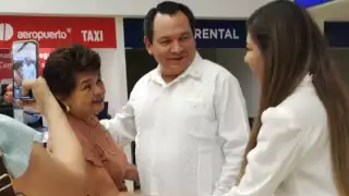 Joaquín Díaz Mena se detuvo un momento para saludar a una familia que lo reconoció y se acercó a felicitarlo por su designación