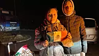 Familias mexicanas llegando a Rumania. Foto: Twitter @m_ebrard