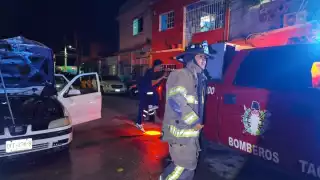 Vehículo se incendia en vía pública y provoca fuerte movilización en la colonia San Miguel