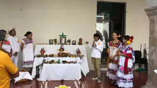 Turistas nacionales y extranjeros se vieron interesados en la muestra de altares de la UADY