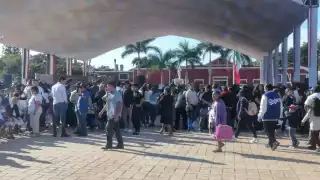 Frente al Palacio Municipal se realiza una vaquería y a un costado hay exposición de artesanías