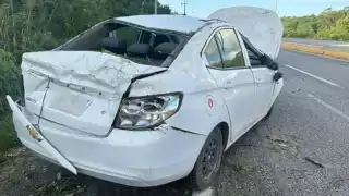 A pesar del fuerte golpe, la conductora salió ilesa, gracias que usaba el cinturón de seguridad.