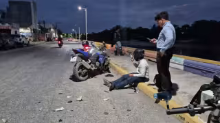 Choque entre motocicletas en la colonia Caleta deja un lesionado y daños materiales