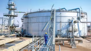 Petróleo se desploma tras pausa entre Estados Unidos e Irán: WTI pierde casi 7% y baja de 84 dólares