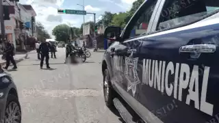 Detienen a motociclista tras derrapar en Carrillo Puerto; le decomisaron droga