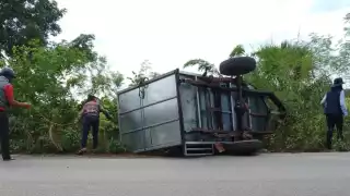 Con ayuda de sogas y otras camionetas, se consiguió colocar el remolque en la carpeta de rodamiento