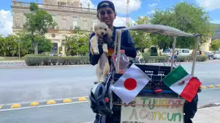 El joven disfruta de la travesía con su mejor amiga