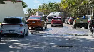 Baches y deterioro vial afectan cruce peatonal en el malecón de Champotón