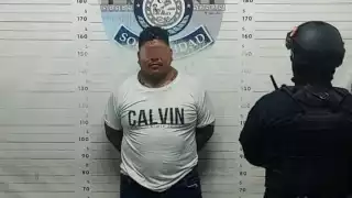 Hombre encañona a policías en Playa del Carmen