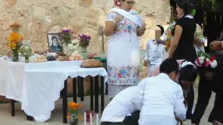 En el marco de las conmemoraciones dedicadas a los fieles difuntos, los maestros y directivos realizaron una exhibición de los altares