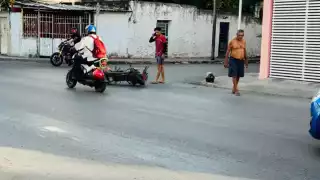 Los motociclistas terminaron en el pavimento tras el impacto