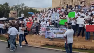 Lluvias del Huracán Isaías no frenan protesta de trabajadores y jubilados del IMSS en Mérida