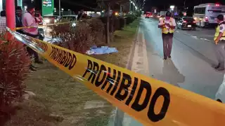 El motociclista derrapó aproximadamente 50 metros