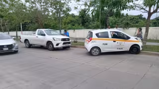 Taxi termina en camellón central tras ser embestido por otro vehículo