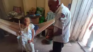 La abuelita sufre una enfermedad que le provoca ampollas en las piernas