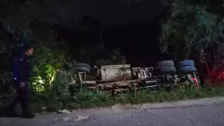 La calle fue cerrada en espera de que llegara una grúa que sacara la unidad del monte