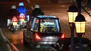 Los restos mortales de Isabel II llegaron este martes al Palació de Buckingham, su residencia oficial en Londres durante siete décadas. Foto: AFP