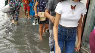 Las personas tienen que caminar por calles encharcadas

