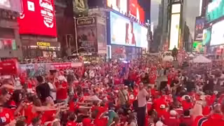 Aficionados de Noruega celebran el pase de su selección pintando de rojo Times Square: VIDEO
