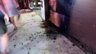 Lanzan bombas molotov contra fachada de residencia