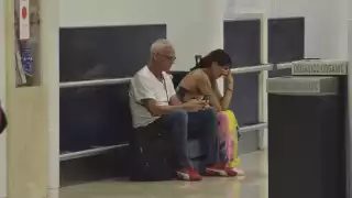 Una pareja que llegó a documentar su equipaje se enteró que no podría viajar, aparentemente por problemas climatológicos.